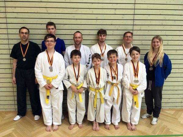 Auf dem Gruppenfoto seht ihr das erfolgreiche Peiner Team des SV Taekyon Peine e.V. bei der Offenen TangSooDo und Taekwondo Landesmeisterschaft 2017 in Burg.